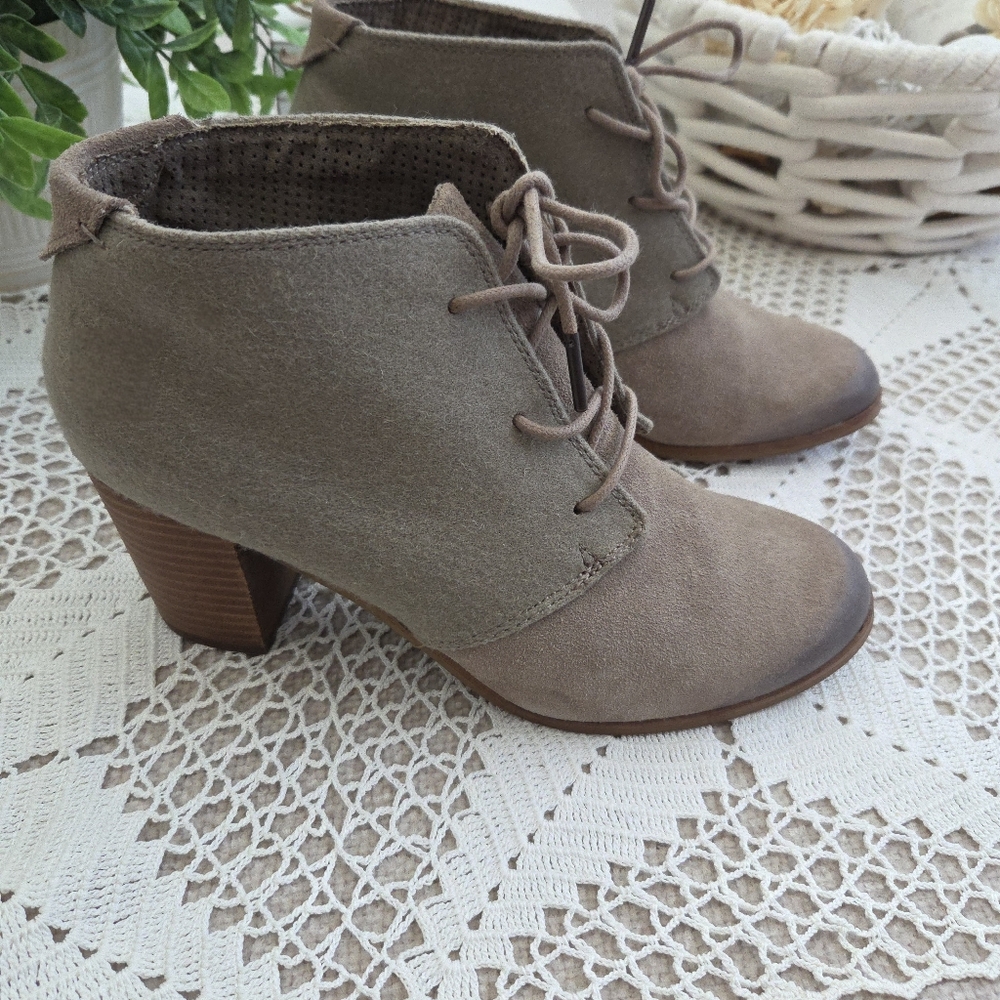 Toms Lunata Taupe Suede Lace-Up Booties Size 9